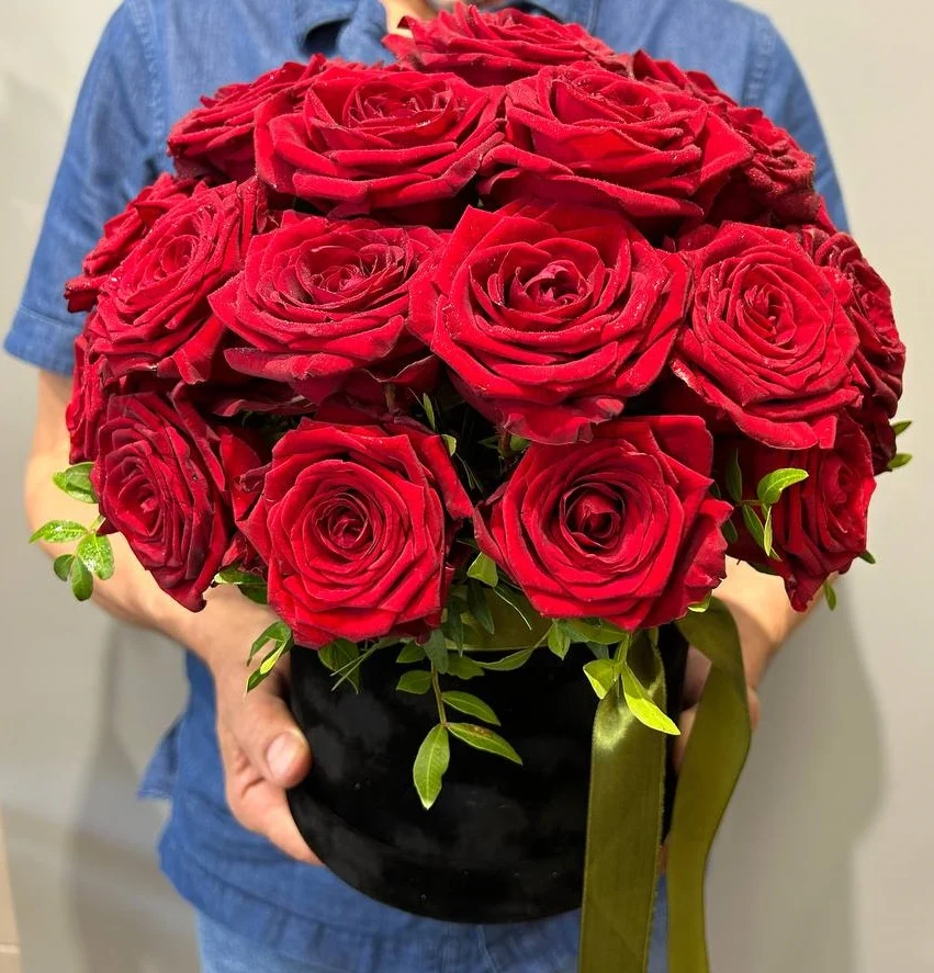 Elegancki Flower box z czerwonymi różami w czarnej aksamitnej oprawie