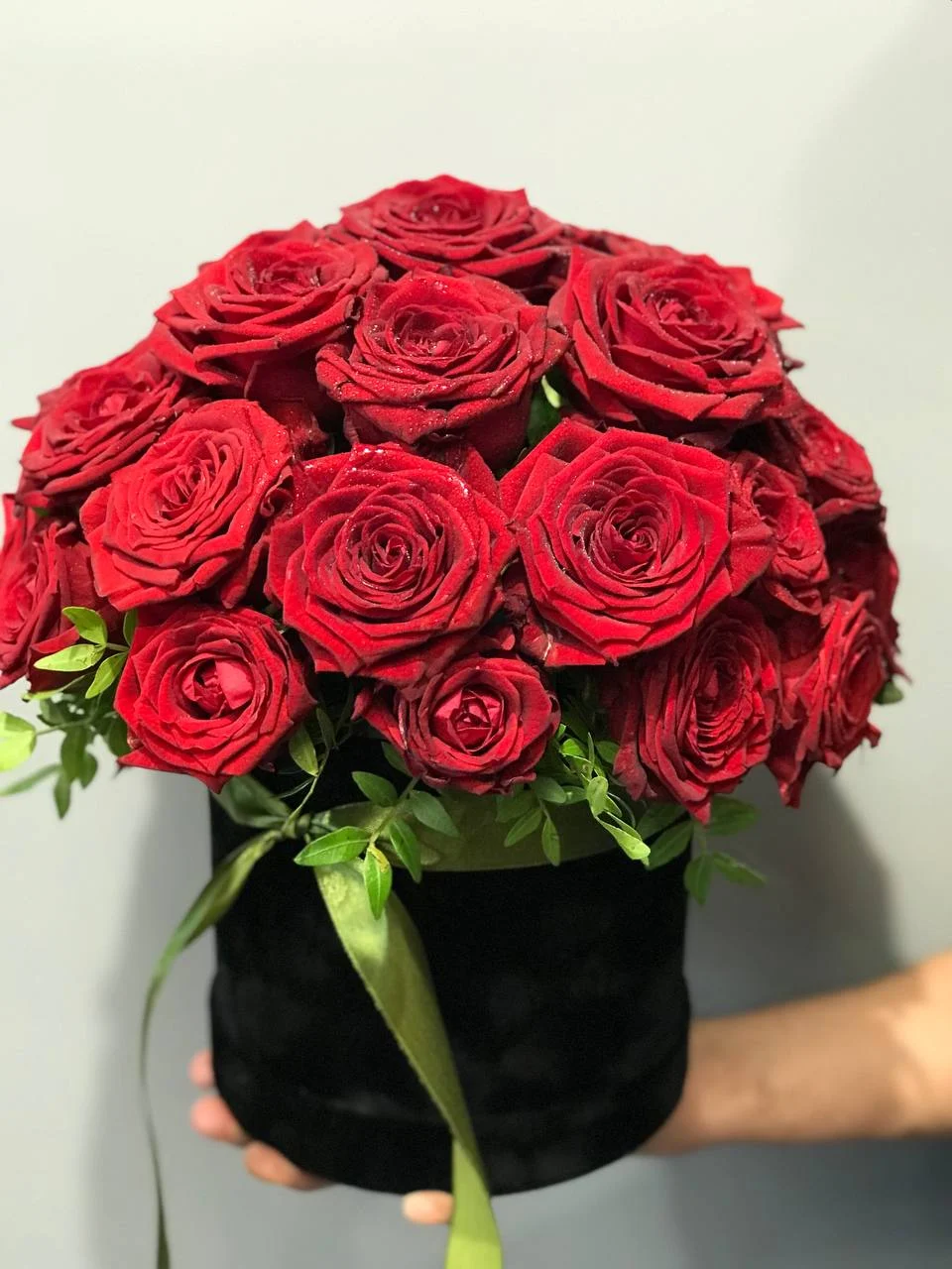 Kompozycja z czerwonych róż w czarnym flower boxie z dekoracyjną wstążką