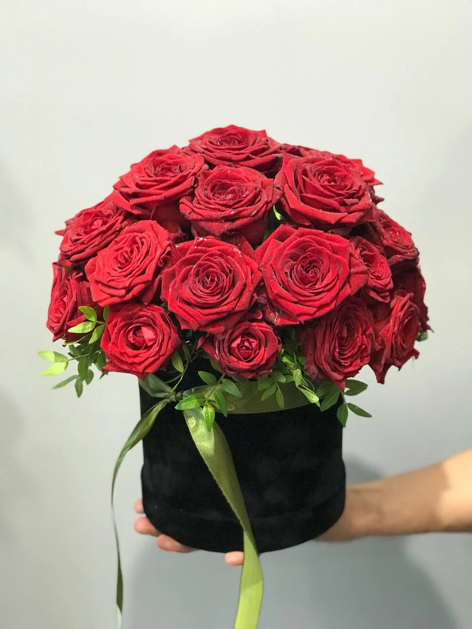 Flower box z czerwonymi różami w czarnym welurowym pudełku z zieloną wstążką