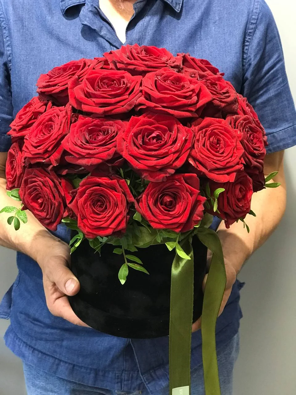 Flower box z różami – klasyczne czerwone róże w pudełku