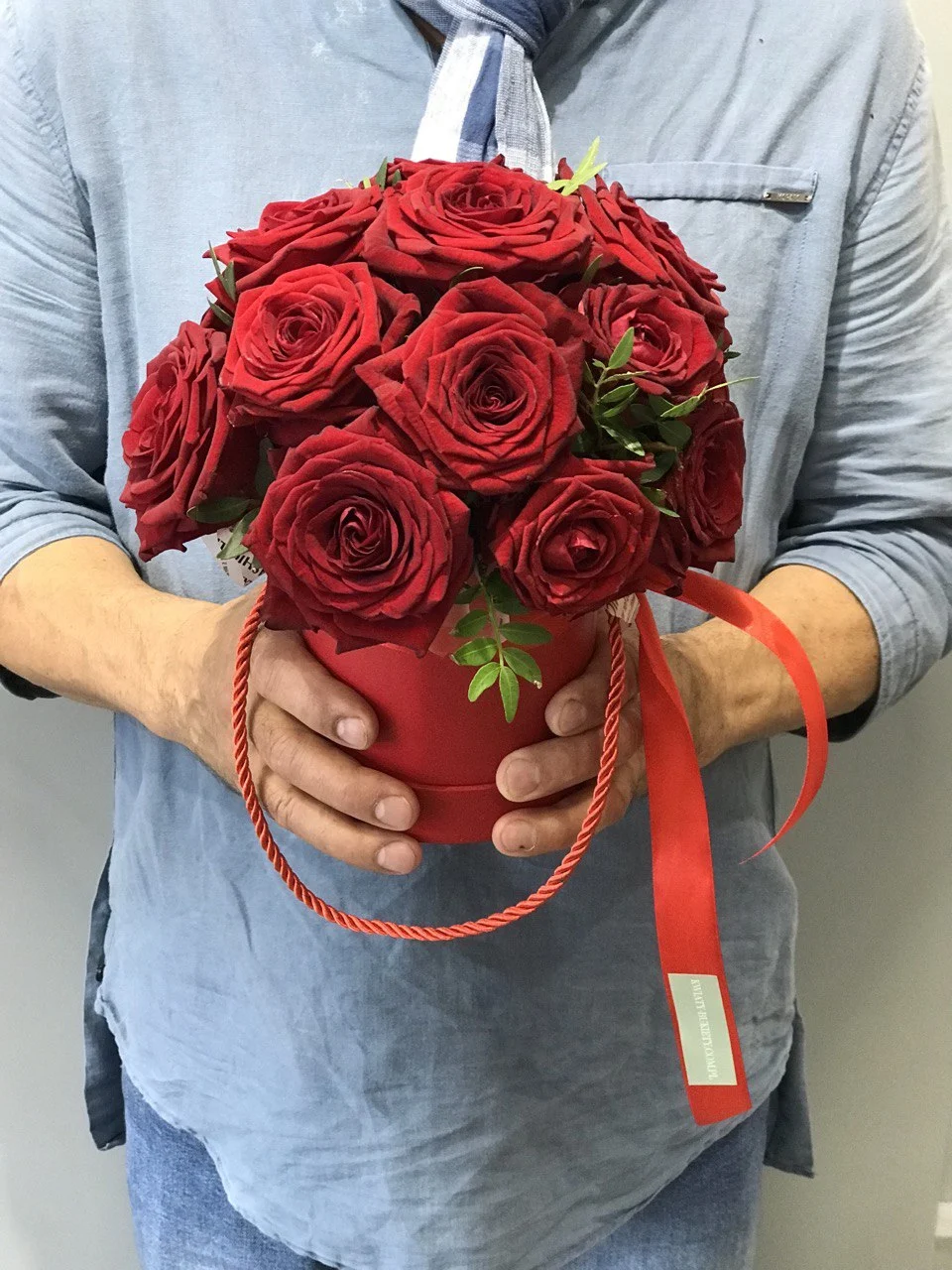Flower box z czerwonymi różami w eleganckim czerwonym flower boxie