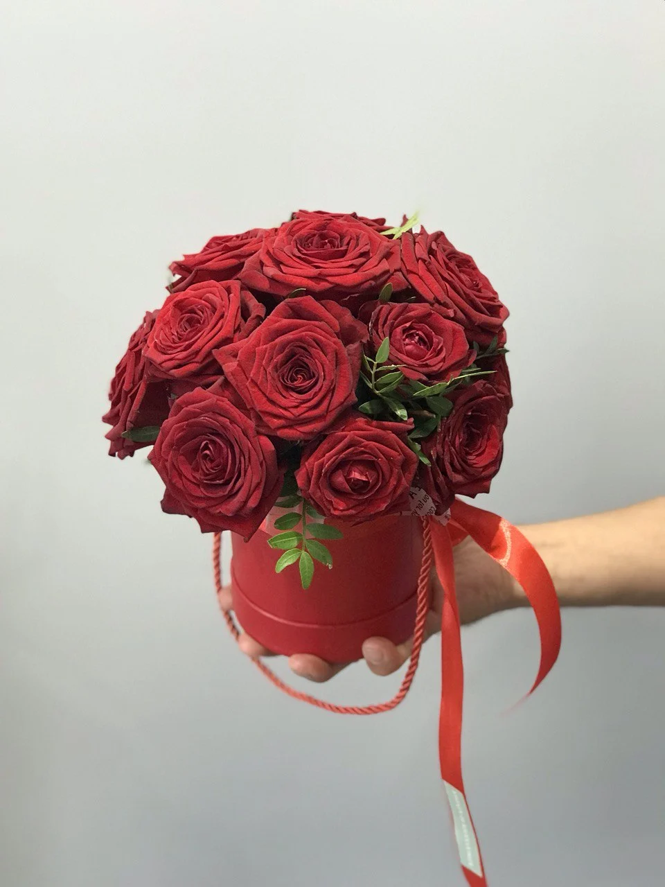 Flower box z czerwonymi różami w ozdobnym czerwonym pudełku