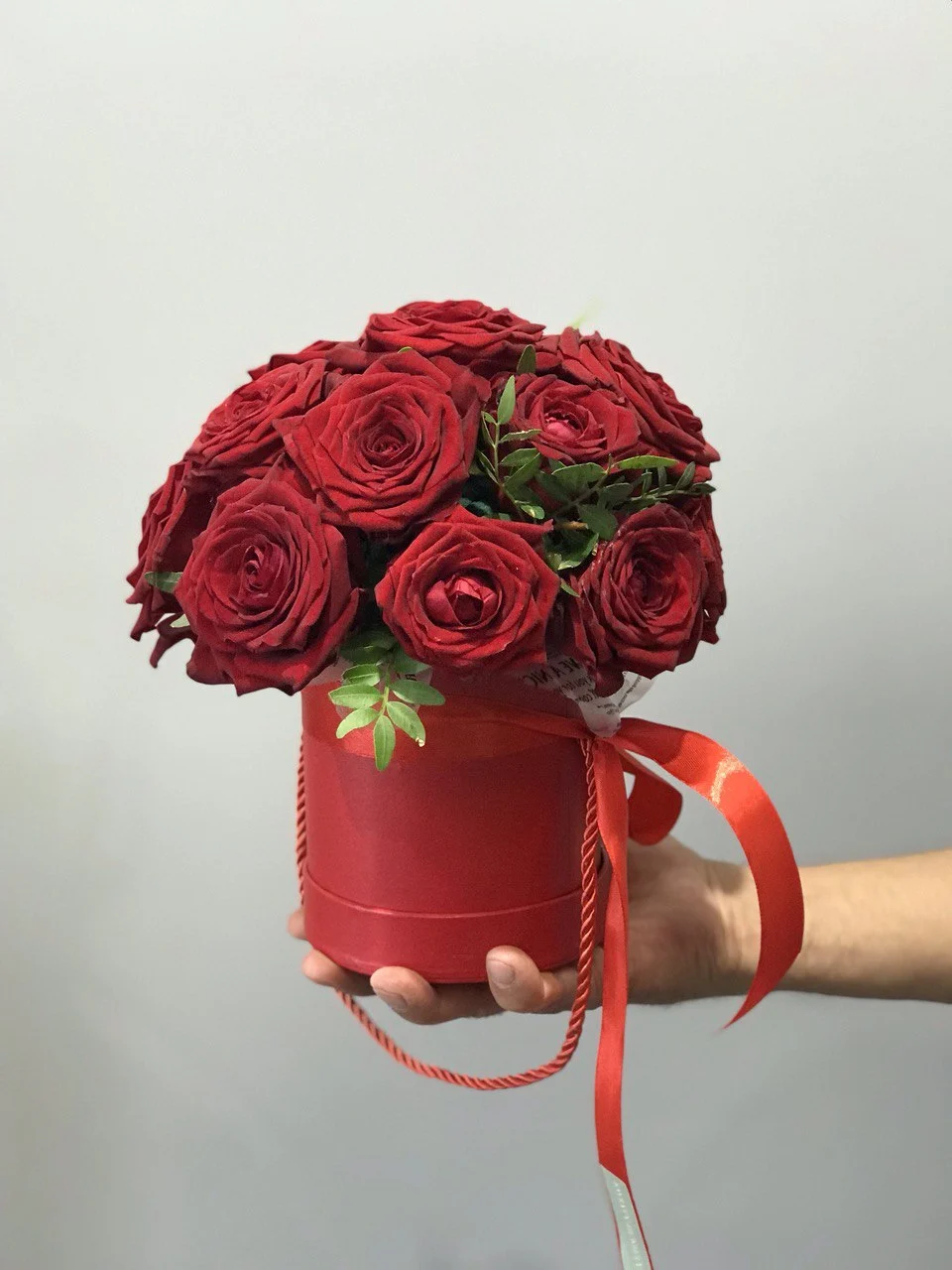 Flower box z czerwonymi różami ułożone w czerwonym boxie – idealny prezent na wyjątkową okazję