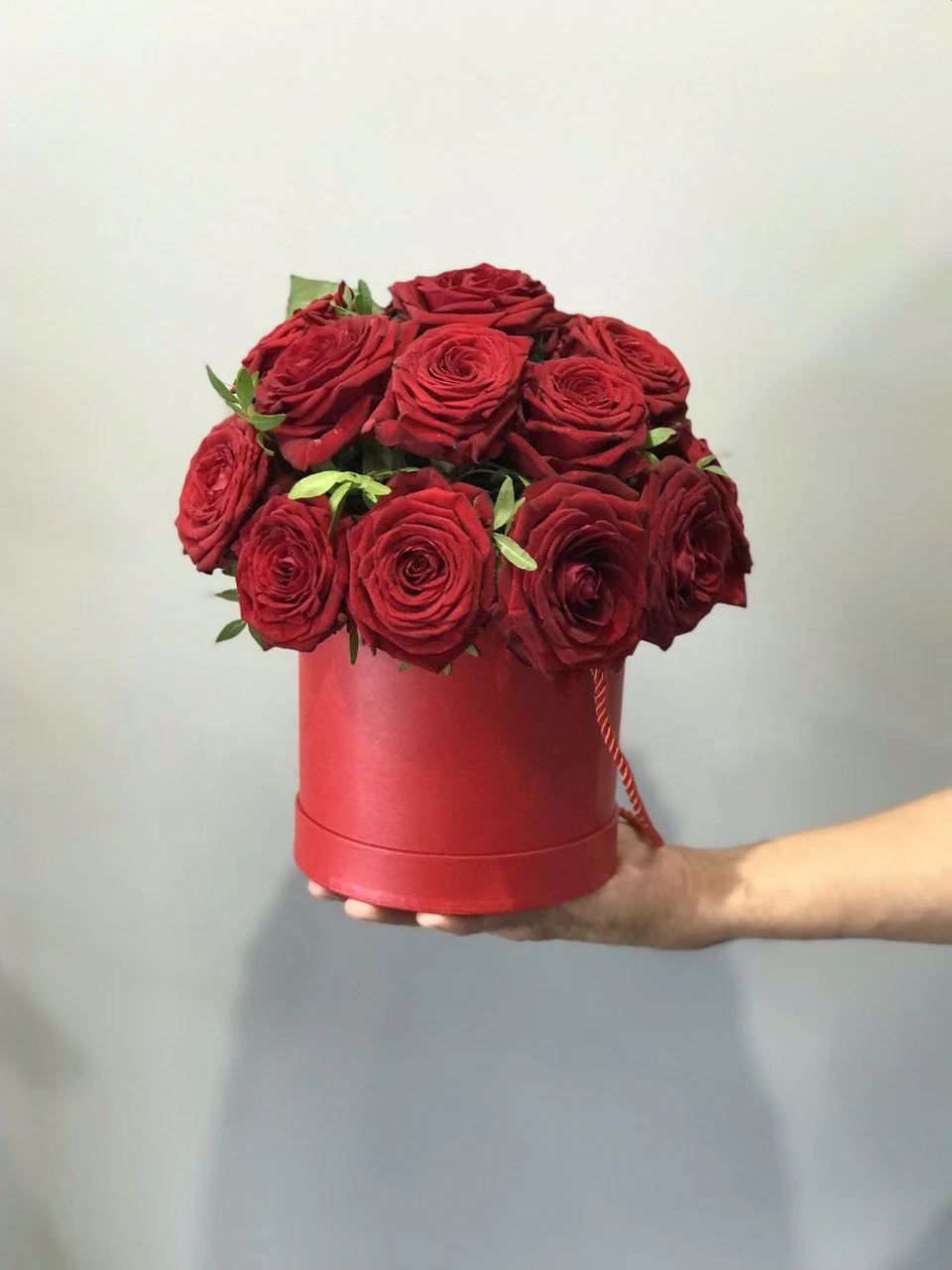 Elegancki Flower box z czerwonymi różami
