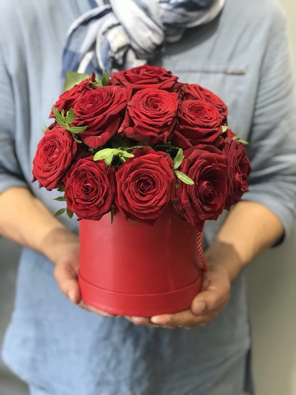 Flower box z czerwonymi różami w okrągłym czerwonym pudełku