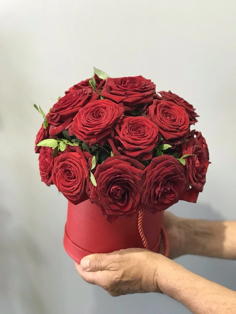 Flower box z czerwonymi różami w eleganckim czerwonym flower boxie