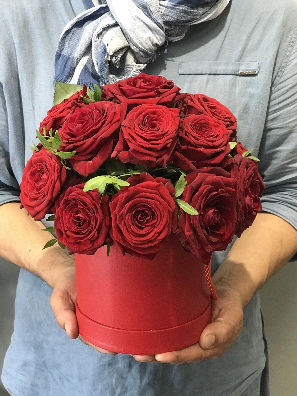 Flower box z czerwonymi różami w ozdobnym czerwonym pudełku