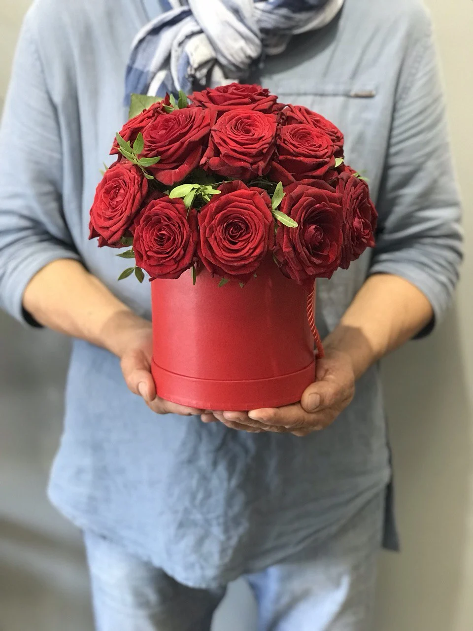 Elegancki Flower box z czerwonymi różami w czerwonym pudełku