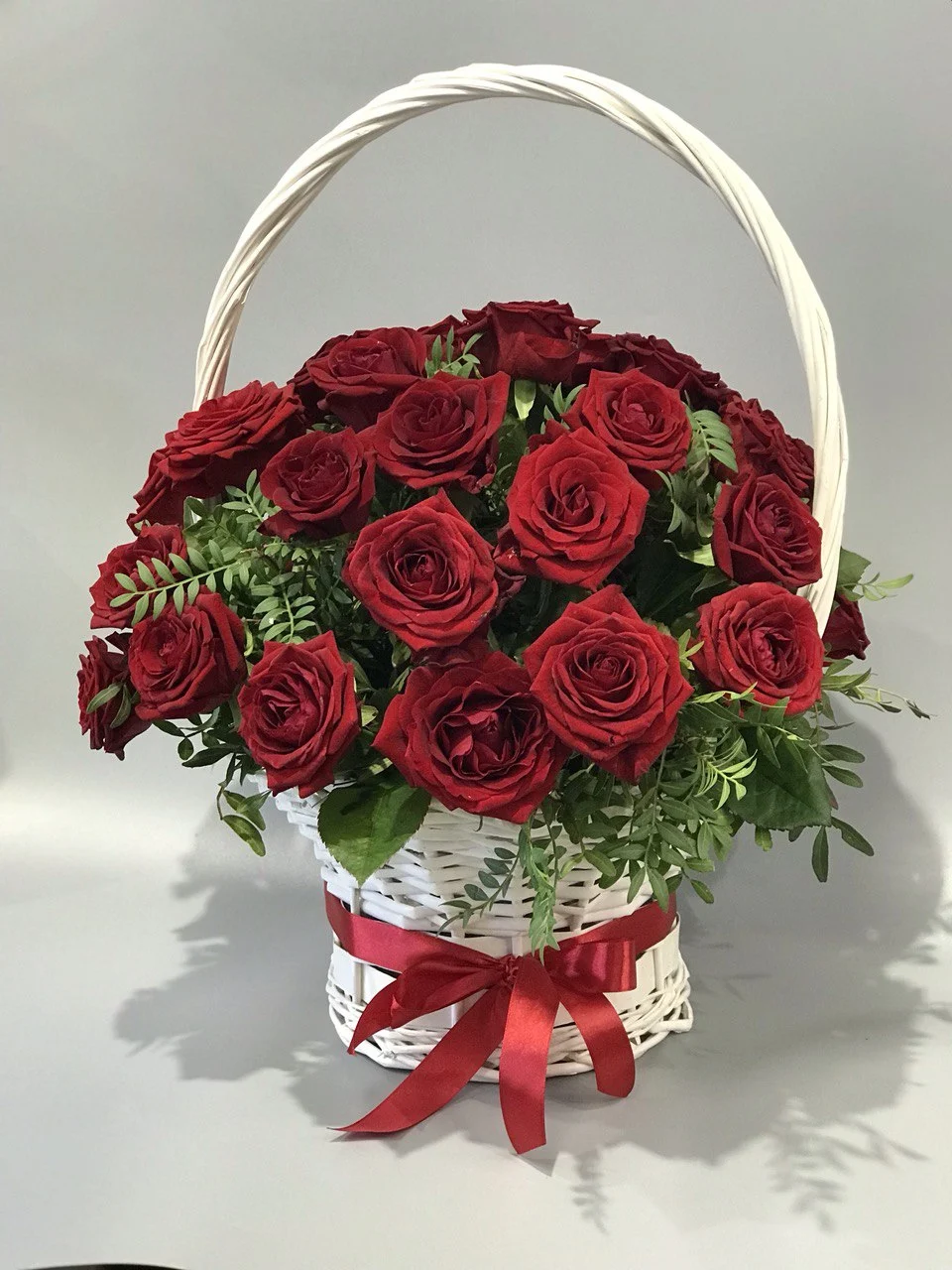 Kompozycja bukiet róż w wiklinowym koszu z czerwonymi różаmi