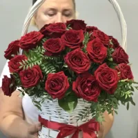 Czerwone róże w koszu