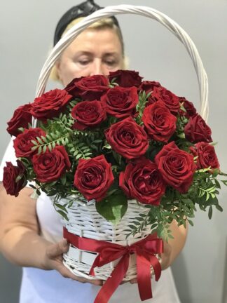 czerwone róże w koszu poczta kwiatowa