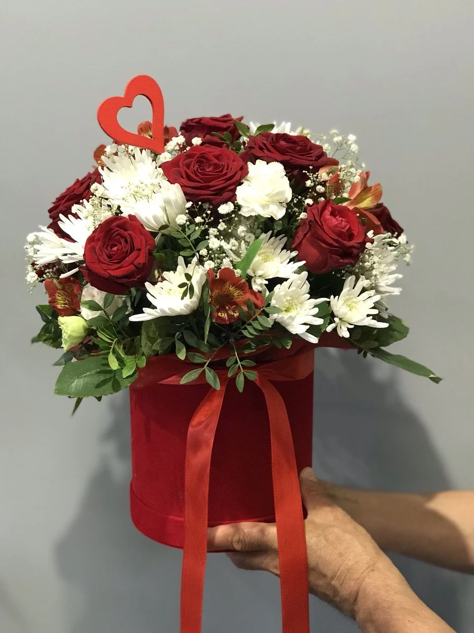 Flower box z czerwonymi różami i białymi margerytkami