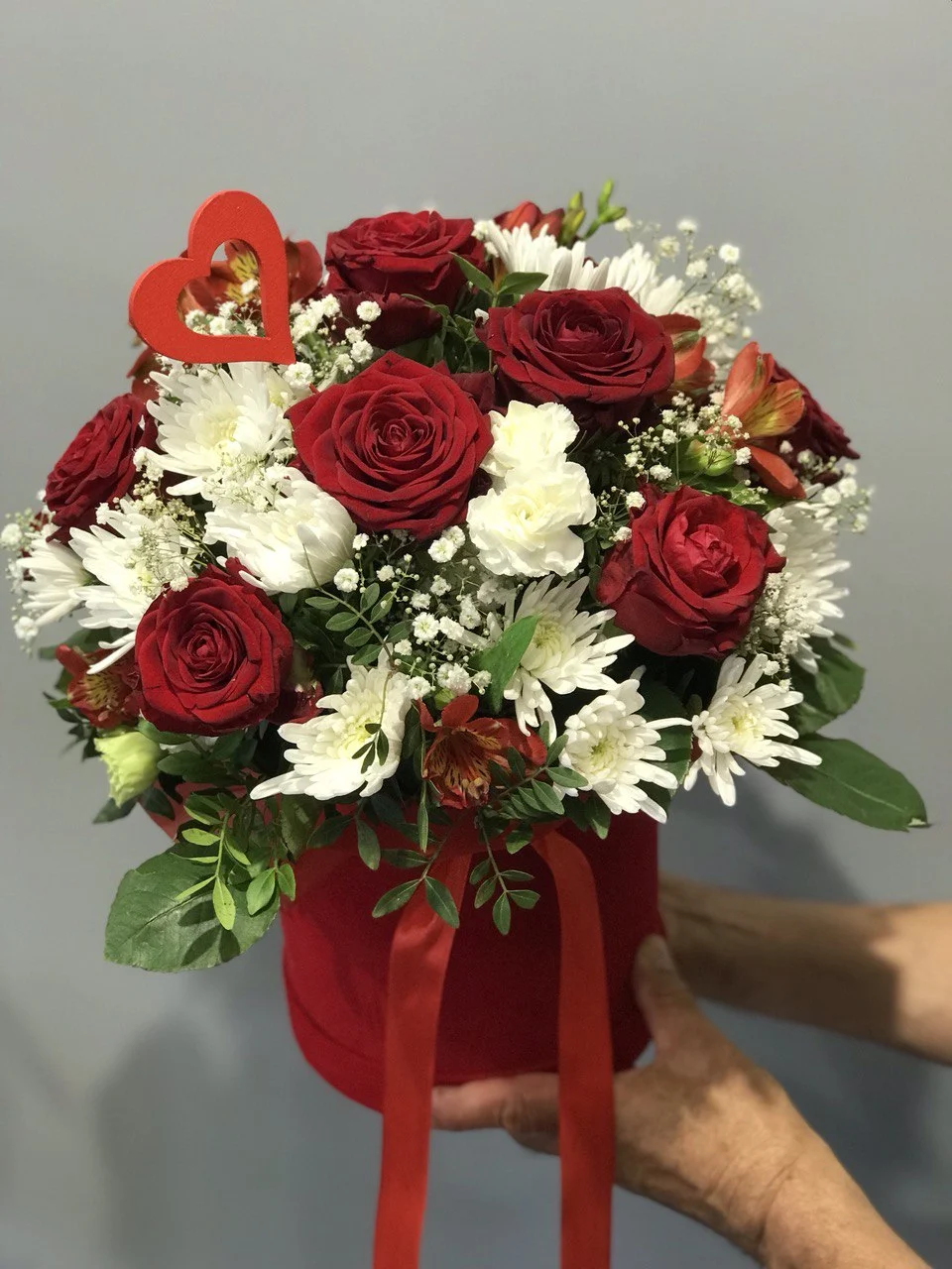 Romantyczny flower box z czerwonymi różami i serduszkiem