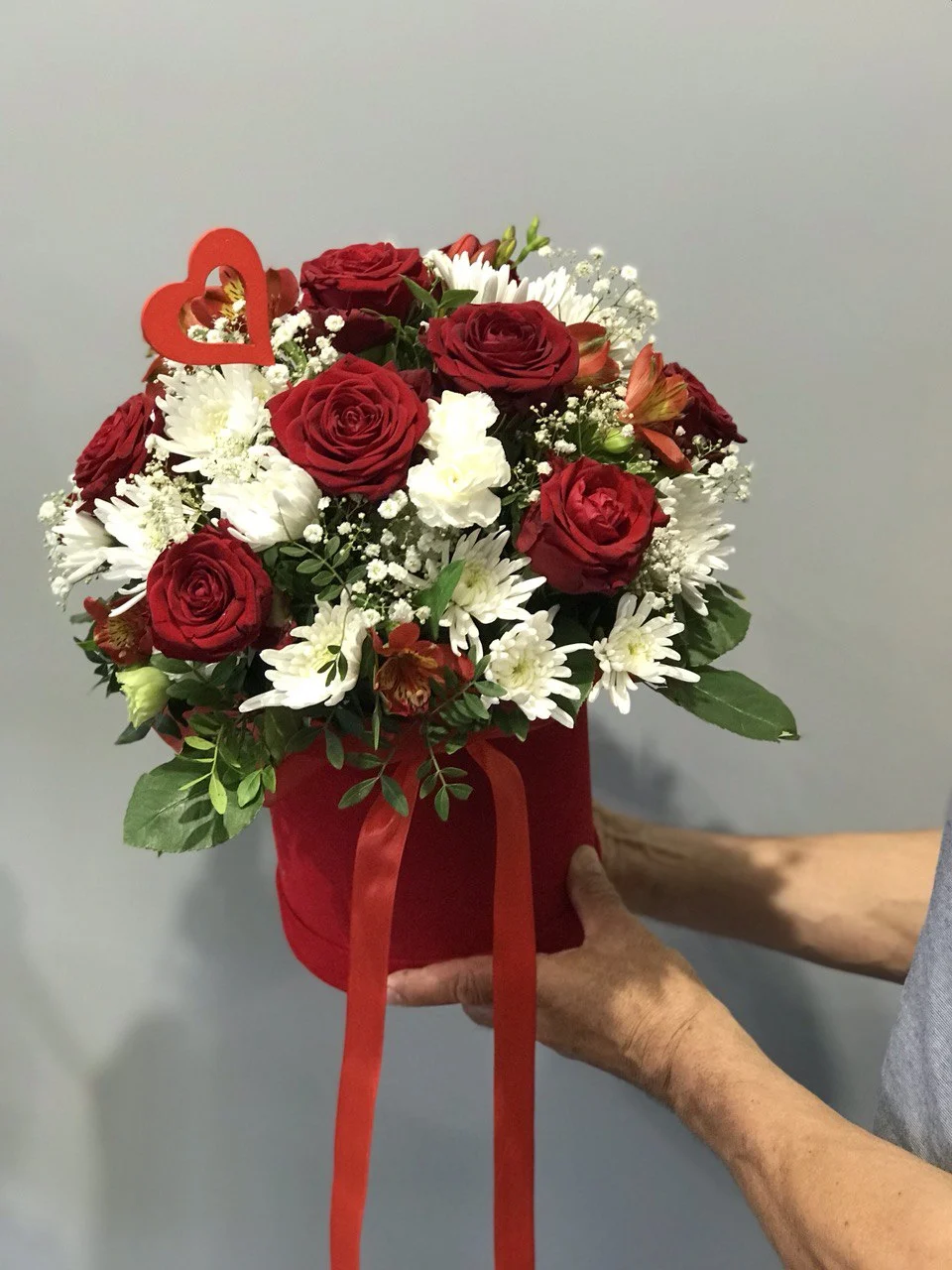 Kompozycja kwiatowa w flower boxie z czerwonymi różami i margerytkami