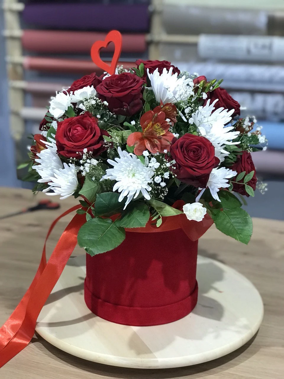 Flower box z czerwonymi różami, białymi margerytkami i serduszkiem