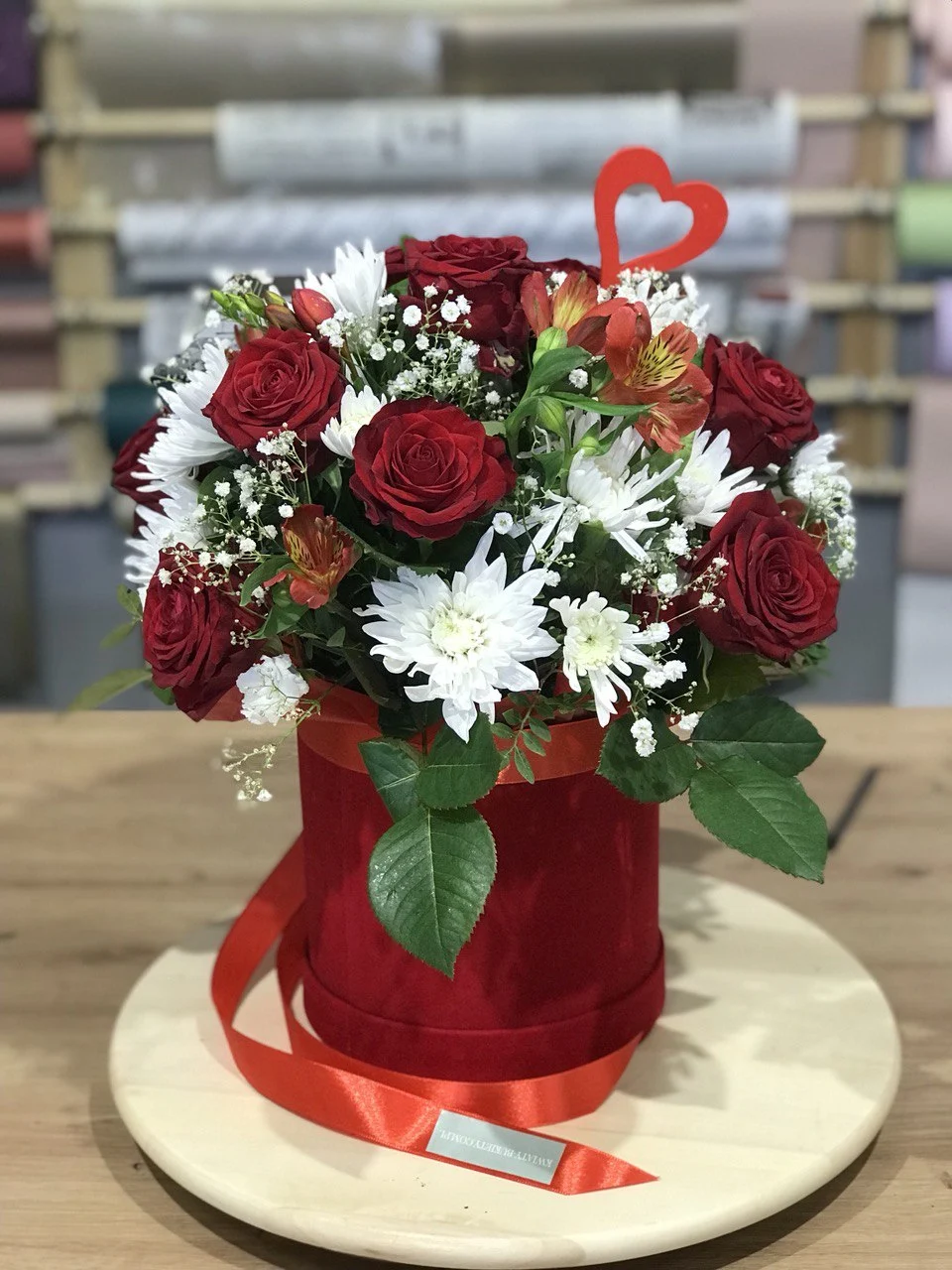 Flower box w czerwonym pudełku z różami i margerytkami