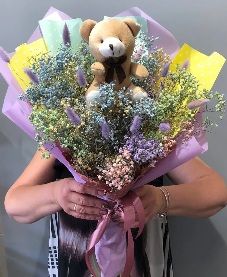 Bukiet z gipsówki i misiem poczta kwiatowa Pruszków