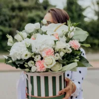 Białe kwiaty w pudełku