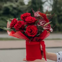 Kwiaty w pudełku. Róże z anturium