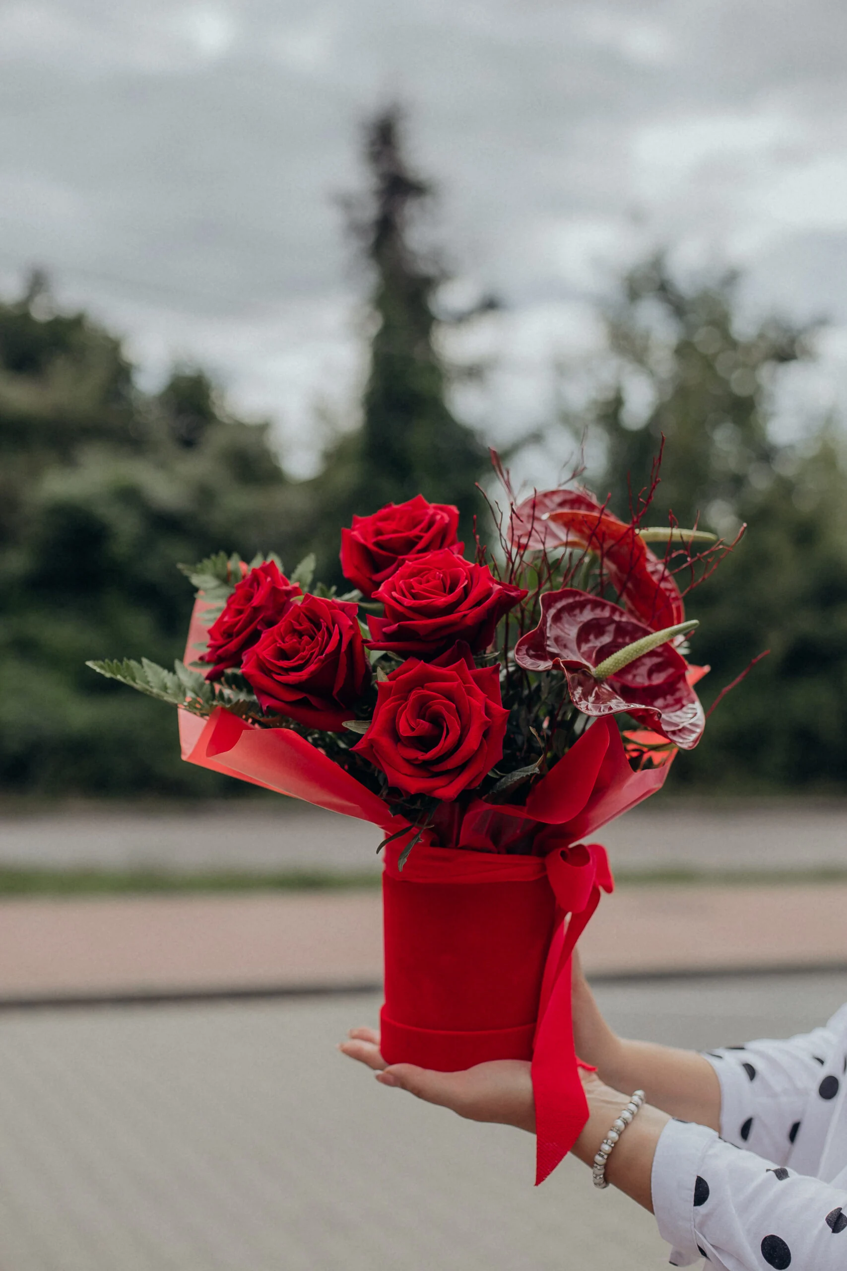 Flower box z różami i egzotycznych kwiatów w czerwonym pudełku