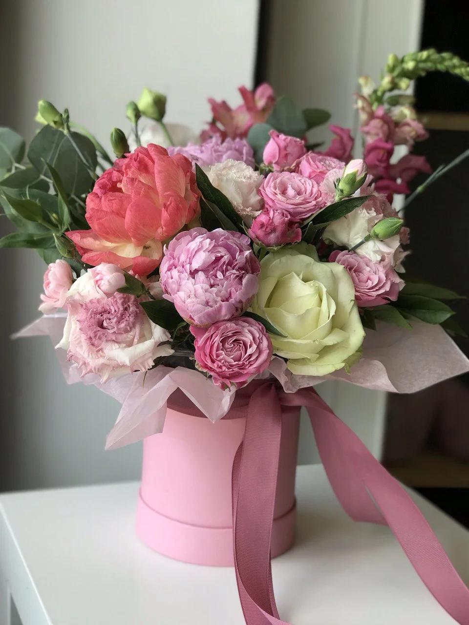 Flower box z różami w eleganckim różowym pudełku prezentowym