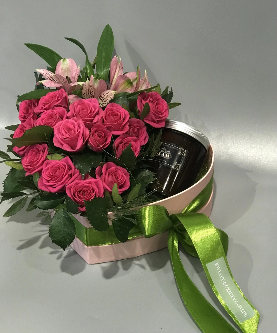 Flower box z różami i świecą w romantycznym zestawie prezentowym