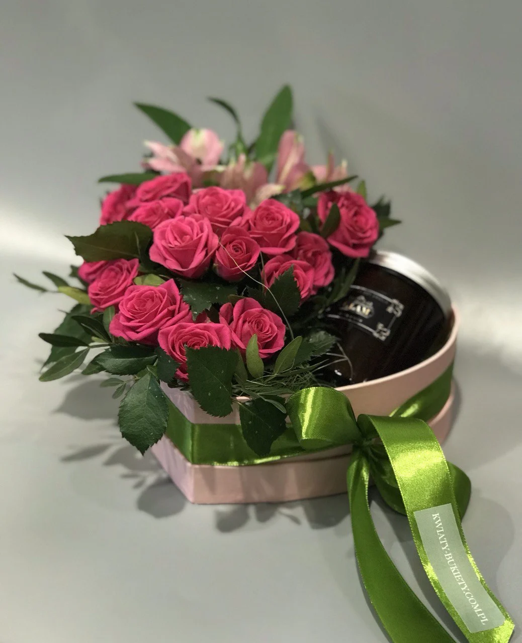 Flower box z różowymi różami i świecą w pudełku w kształcie serca