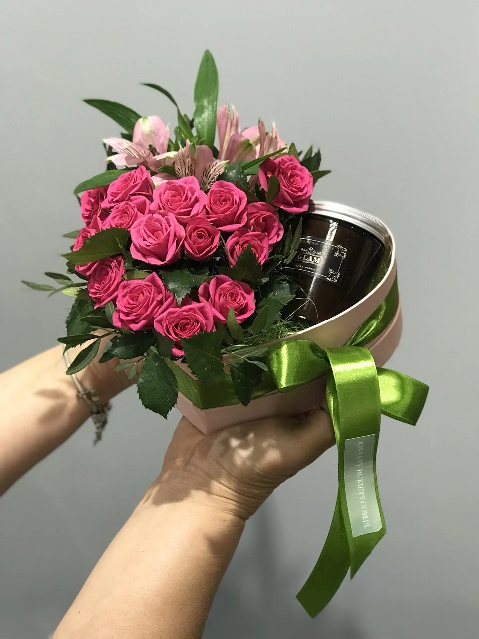 Prezentowy Flower box z różowymi różami i świecą zapachową, ozdobiony zieloną wstążką