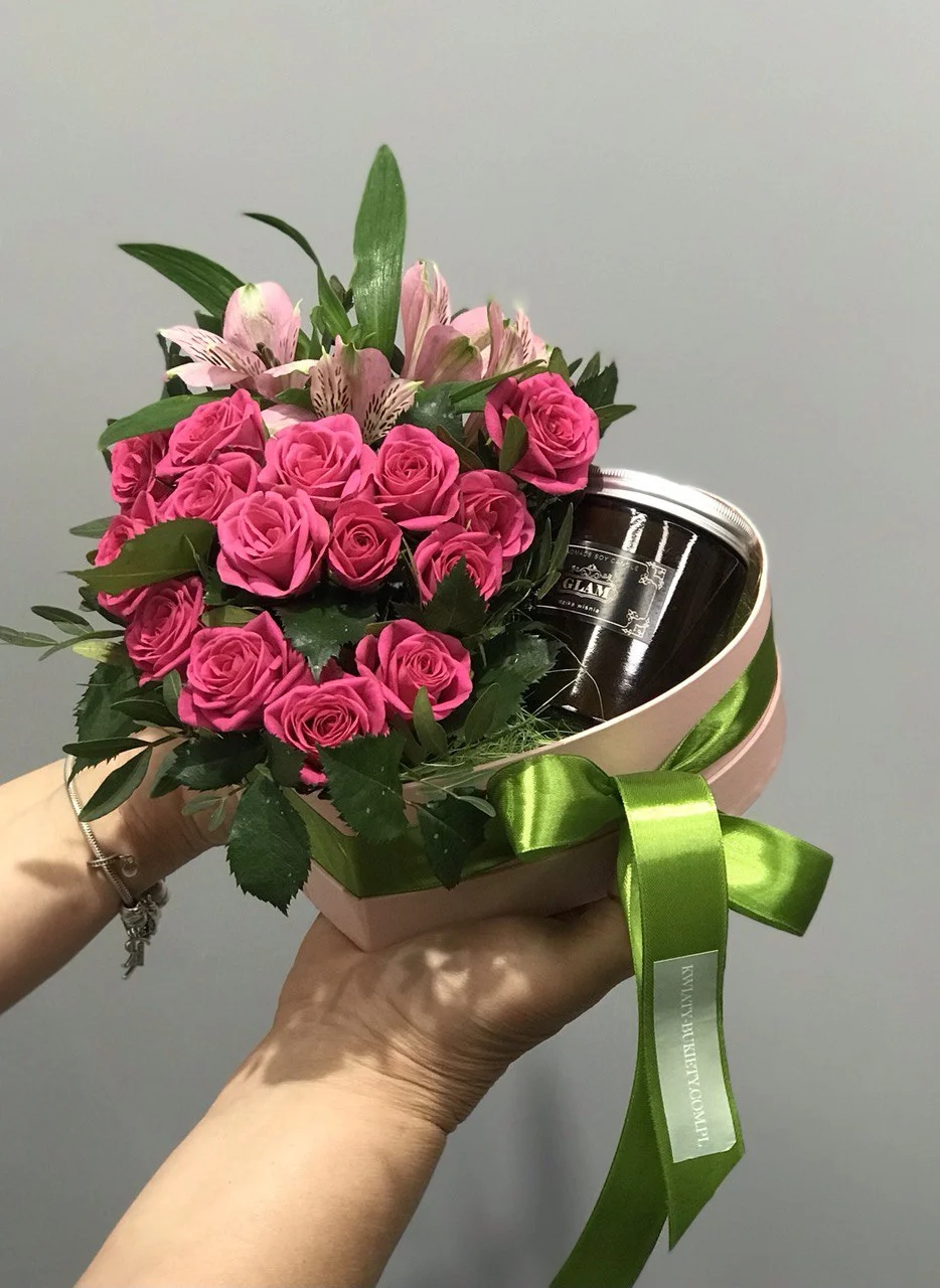 Flower box z różami z dodatkiem świecy w eleganckim różowym pudełku z zieloną wstążką