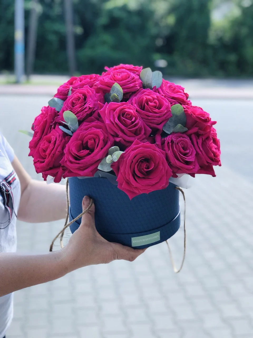 Flower box z różami w odcieniu fuksji, dekorowany eukaliptusem
