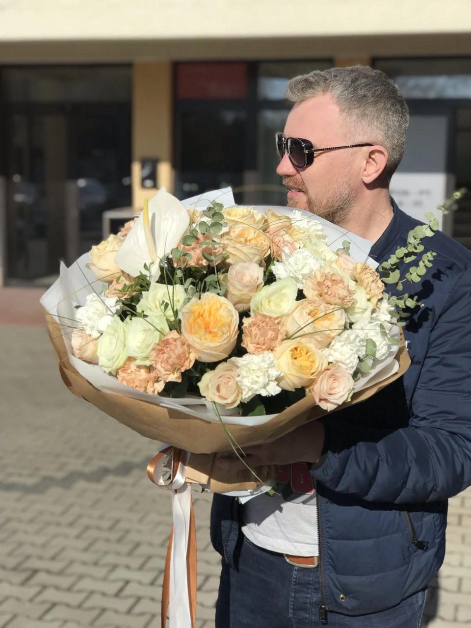 Bukiet róż w odcieniach beżu i śmietanki z dodatkiem eukaliptusa