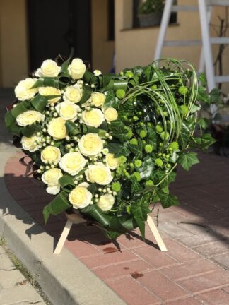 Wienieć pogrzebowy serce z białych róż pozta, kwiatowa dostawa