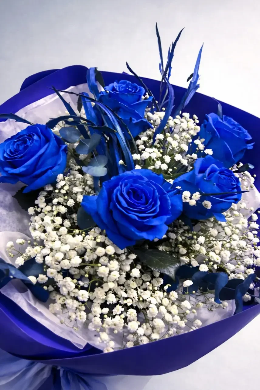 Elegancki bukiet niebieskich róż