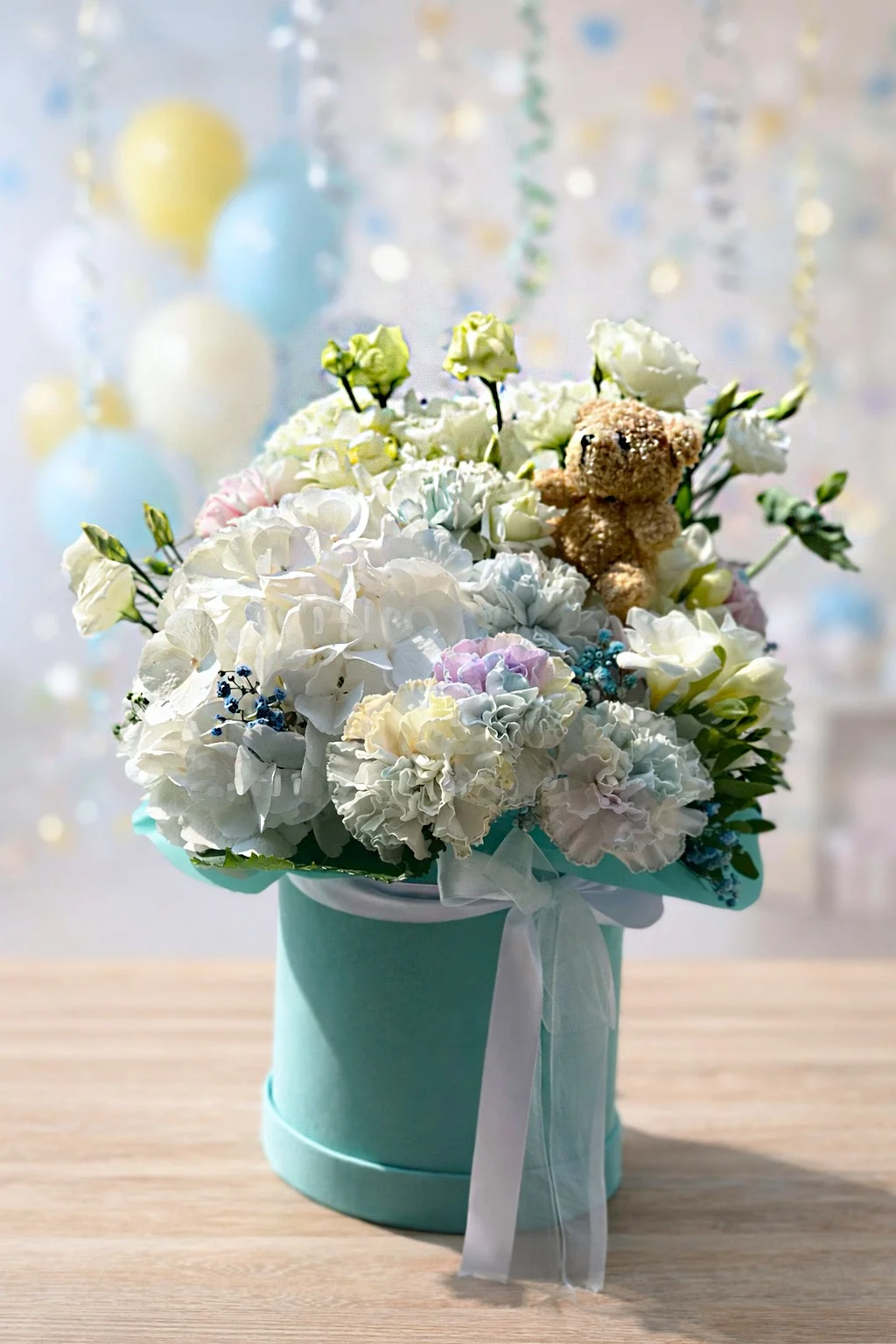 Delikatne kwiaty na narodziny dziecka w eleganckim boxie