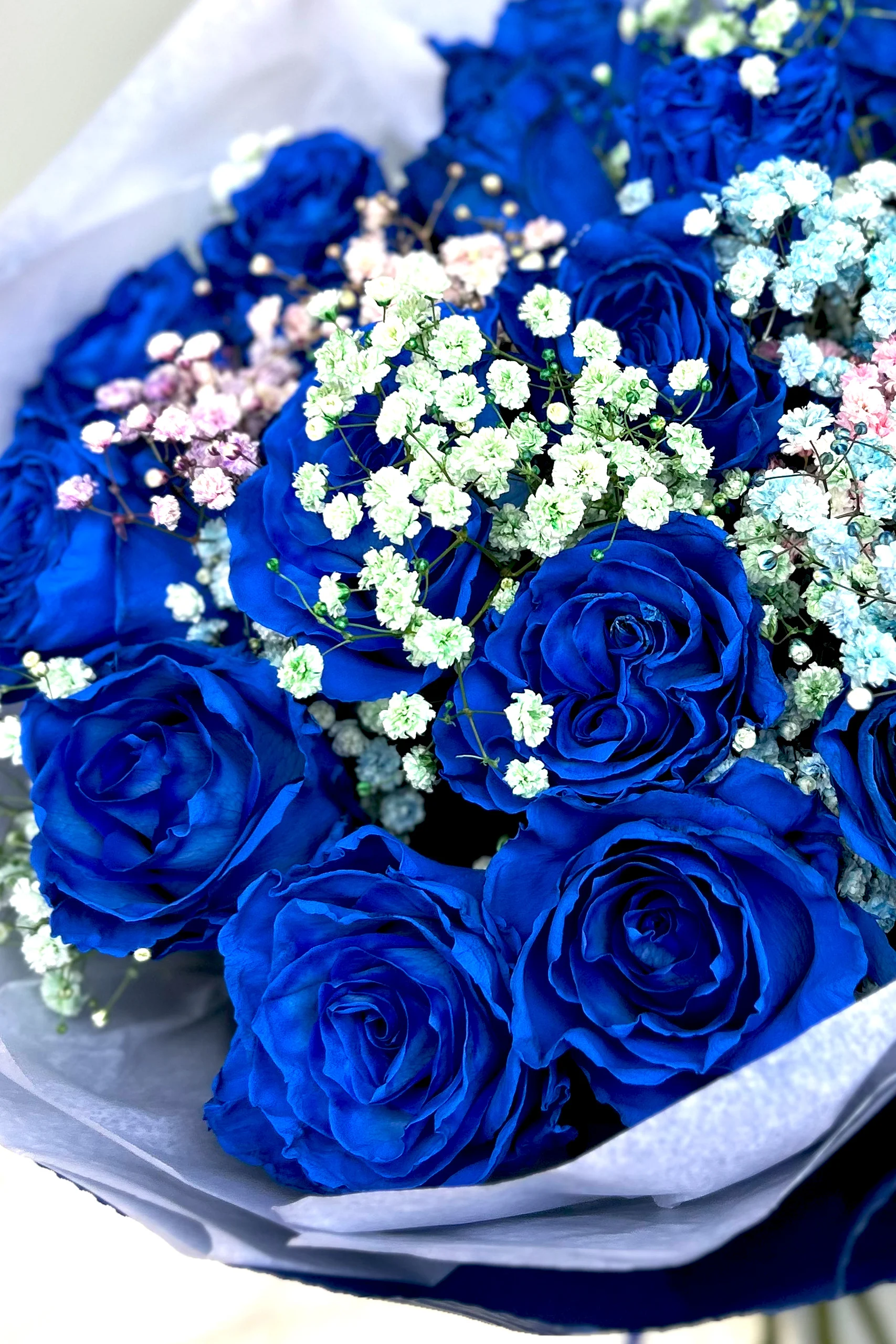 Bukiet niebieskich róż w artystycznej kompozycji z bielą