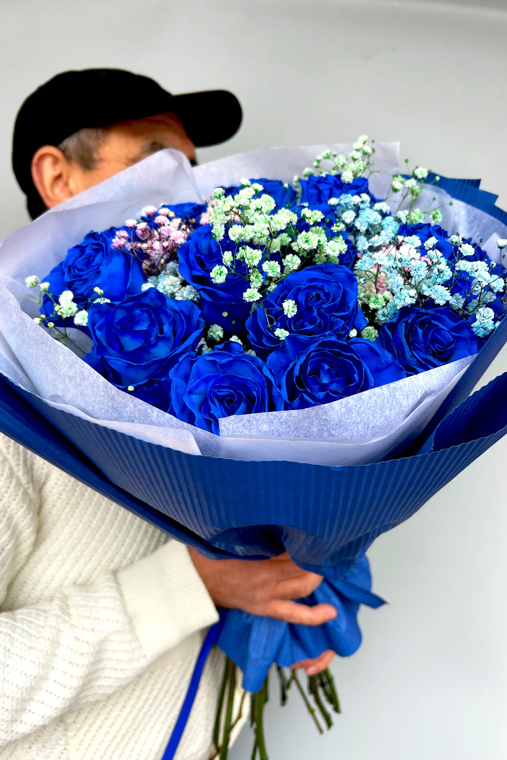 Intensywnie bukiet niebieskich róż z subtelnym kwiatowym tłem