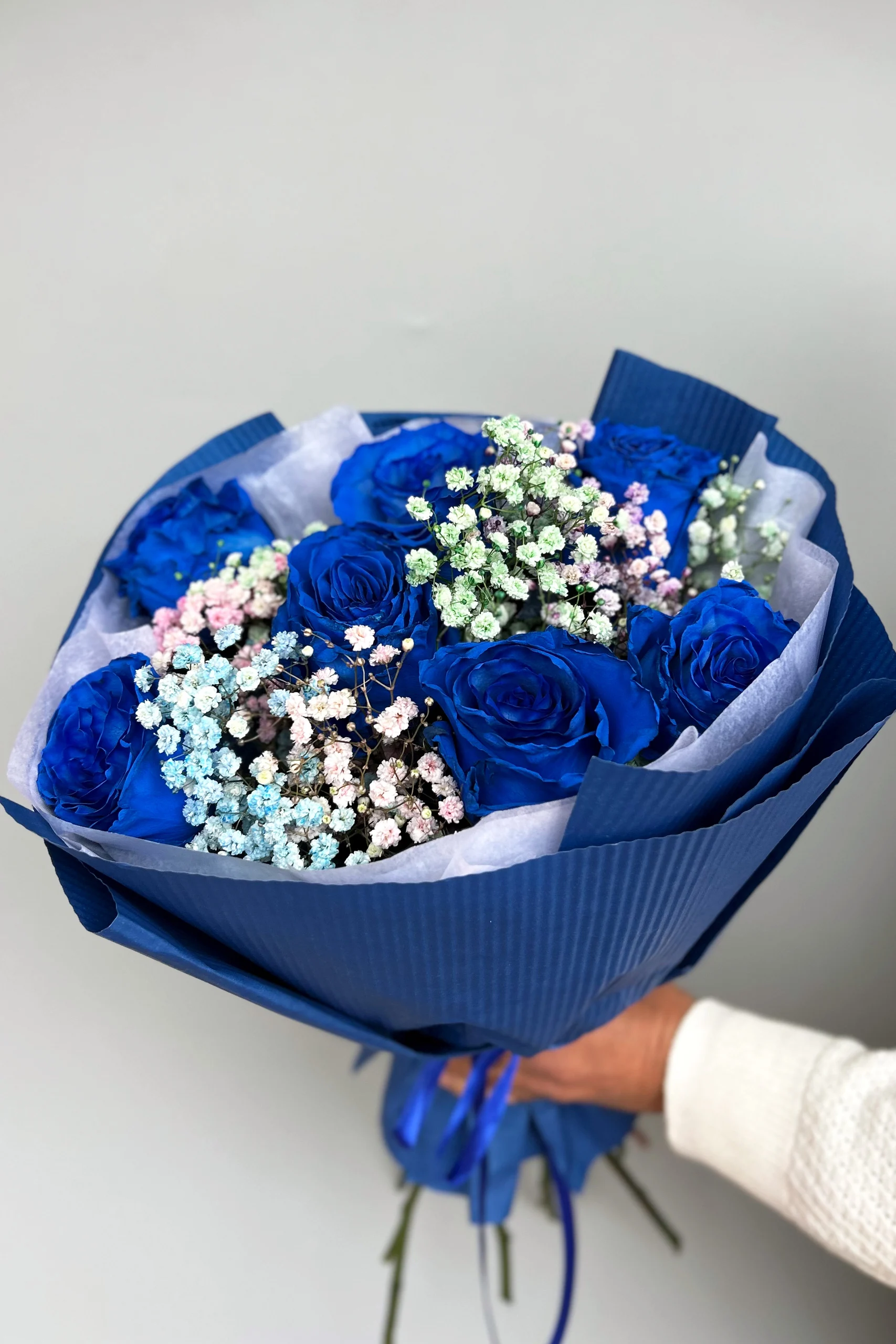 Kompozycja z kwiatów – bukiet niebieskich róż i biała gipsofila