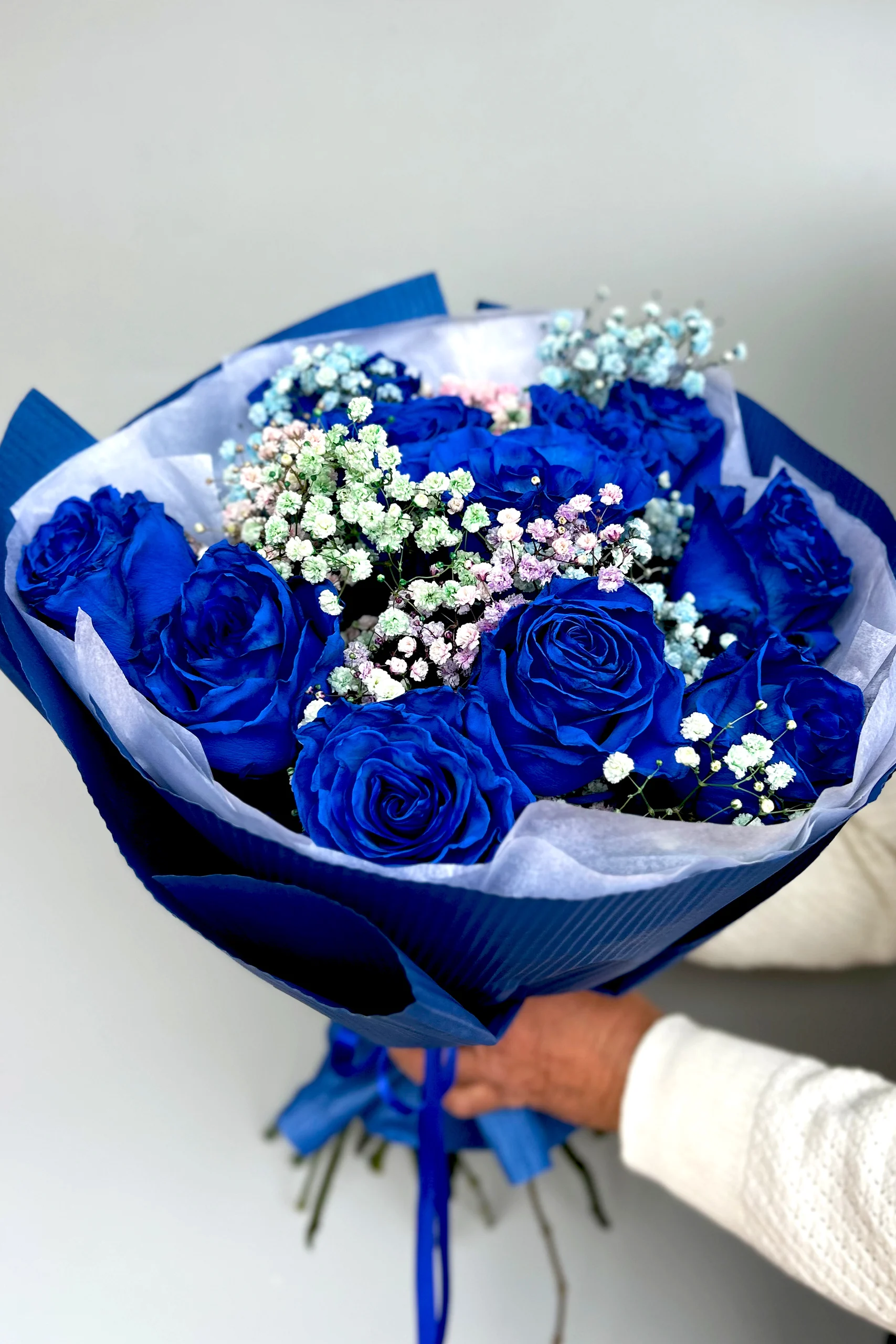 Bukiet róż z gipsofilą jako oryginalny prezent