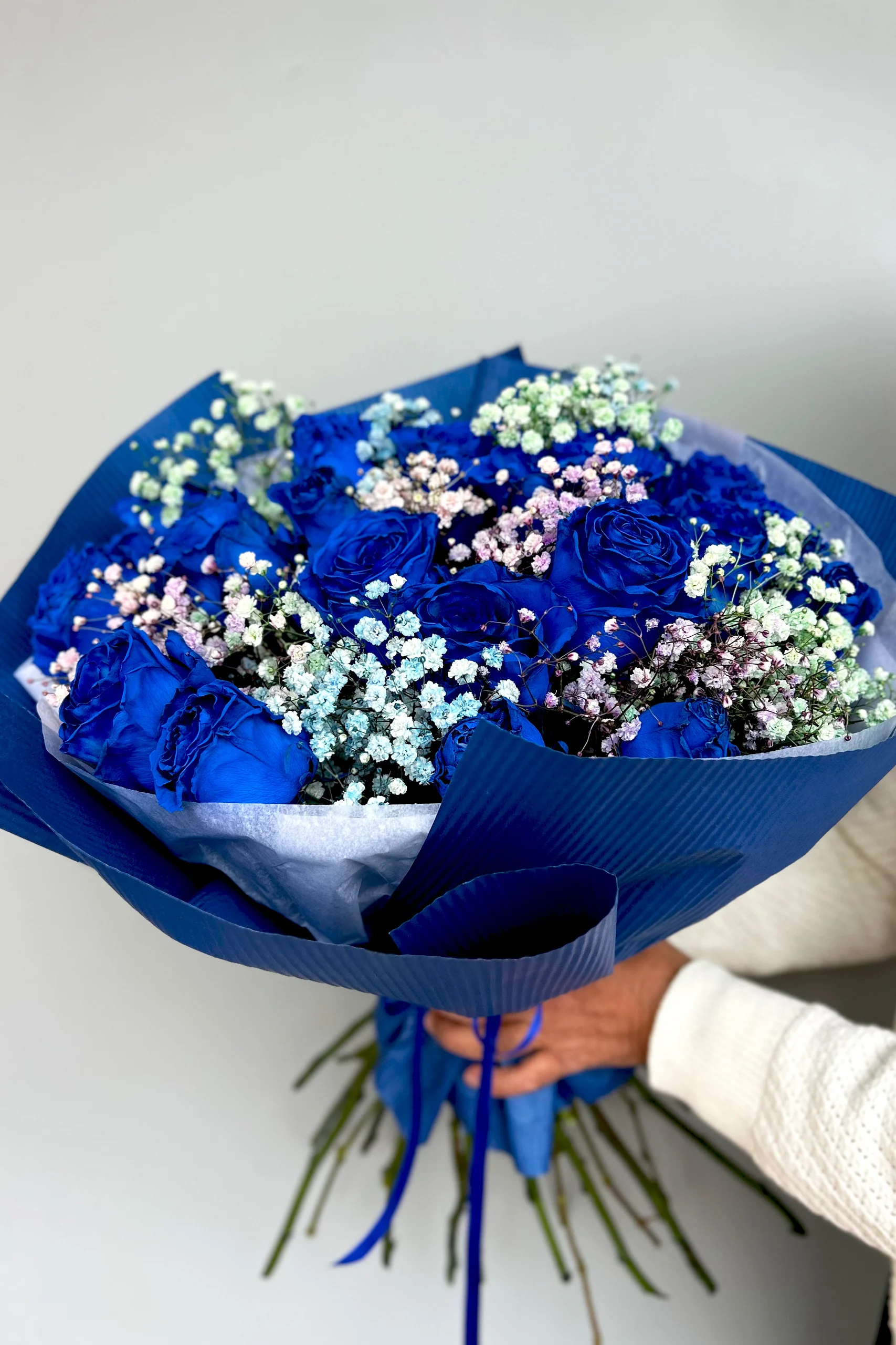 Starannie ułożone bukiet róż z delikatnymi dodatkami