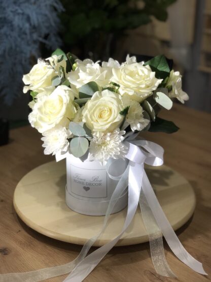 Białe róże w pudełku Żyrardów