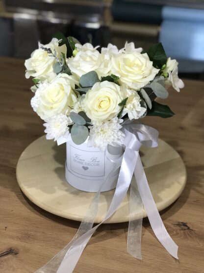 Białe róże w pudełku kwiatów Błonie