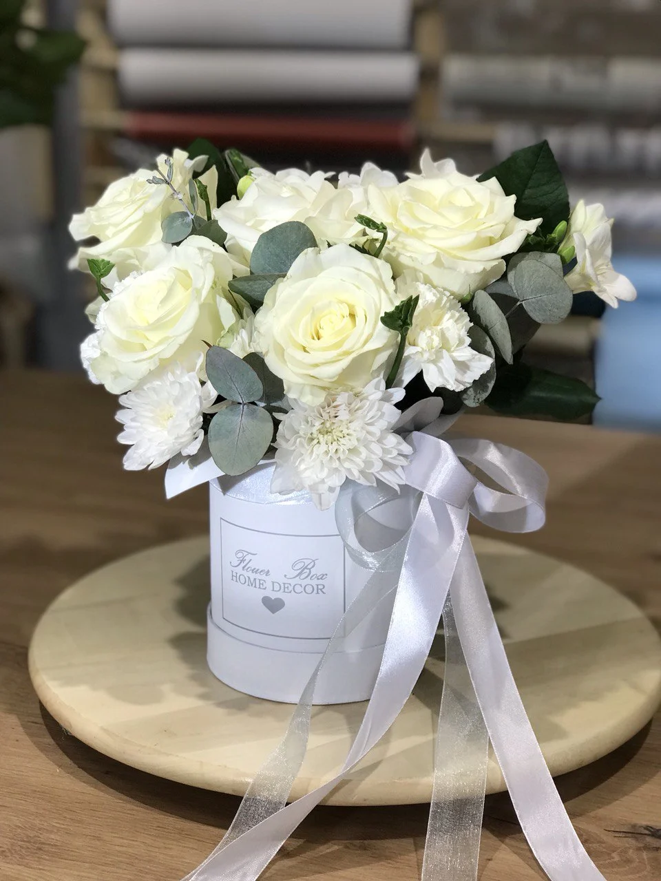 Luksusowy flower box z kremowymi różami i białymi kwiatami w dekoracyjnym opakowaniu z satynową wstążką