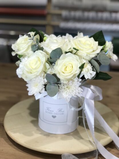 Białe róże w pudełku Pruszków