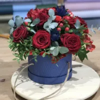 Czerwone róże w niebieskim pudełku