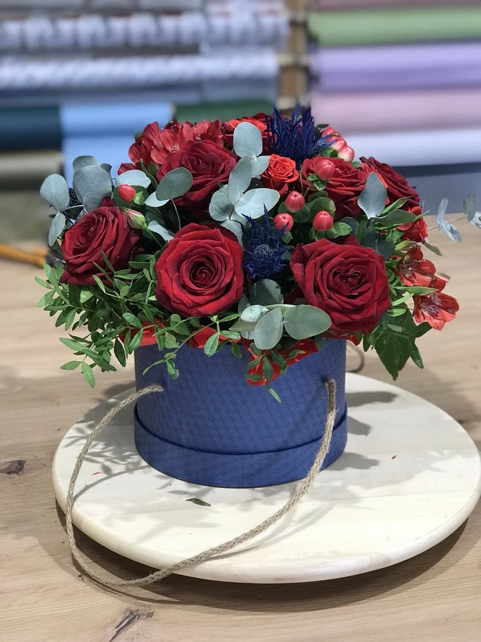 Flower box z różami, jagodами i niebieskimi ozdobami w stylowym wydaniu