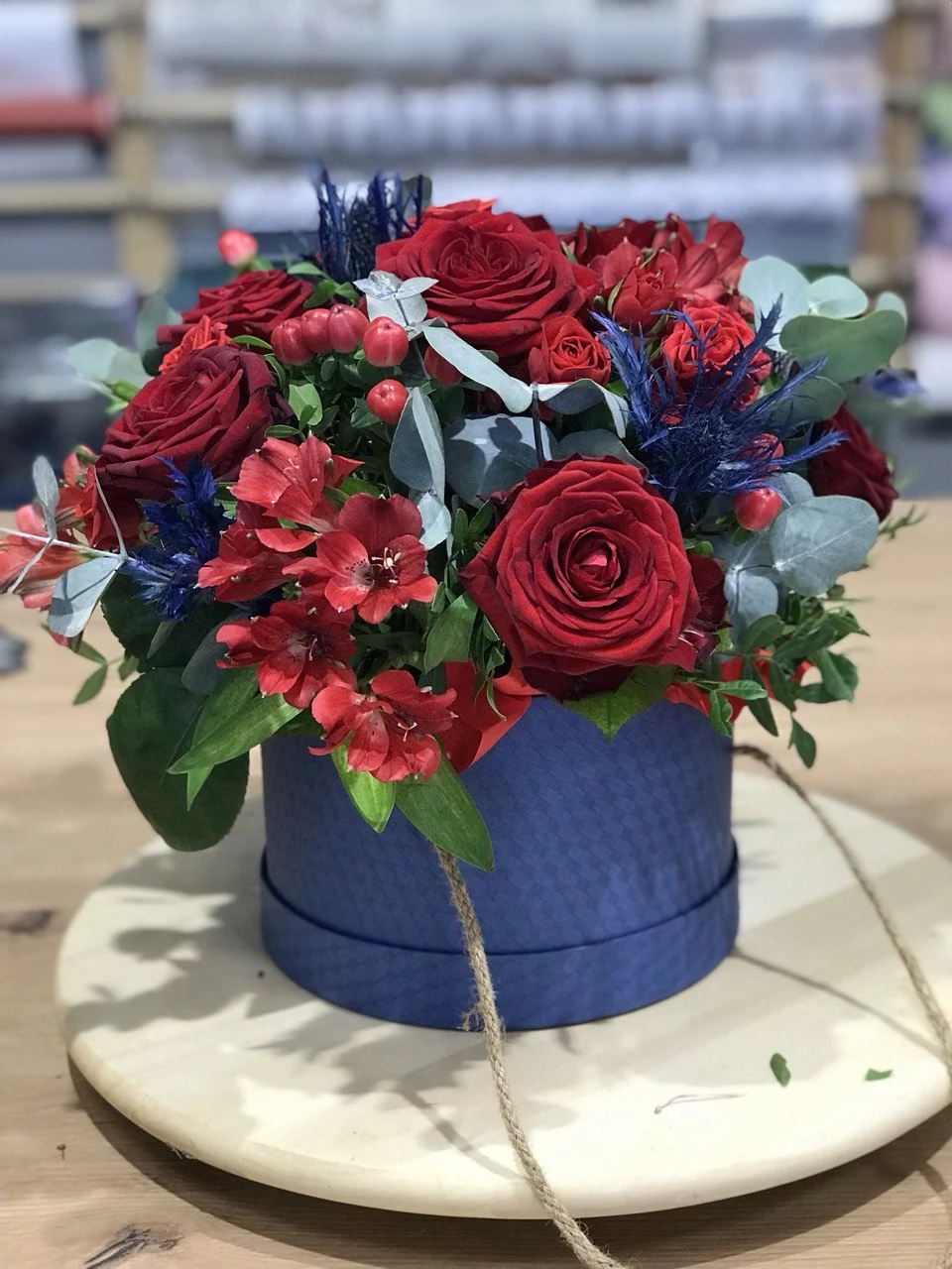 Flower box z różami, czerwonymi jagодami i chabrowymi akcentami