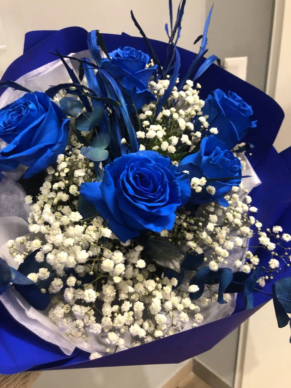 Bukiet z niebieskimi różami i wielobarwną gipsówką