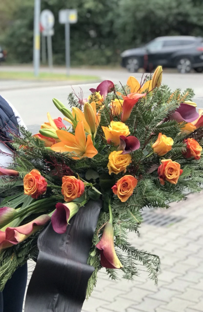 Pogrzebowy bukiet z pomarańczowymi i bordowymi akcentami