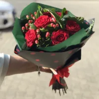 Сzerwone róże z hipericum