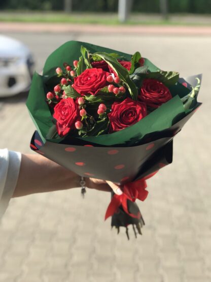 czerwone róże z hipericum Warszawa